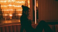 Sementara Jennie Ruby Jane atau Jennie BLACKPINK menjadi penari latar Jocelyn dan sosok yang memperkenalkannya pada Tedros.  Dok. HBO GO