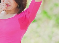 Sudah Mandi dan Pakai Deodoran tapi Masih Bau Badan? Ini Penyebabnya