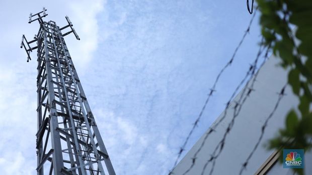 Tower Base Transceiver Station (BTS) yang disegel di kawasan Taman Semanan Indah, Jakarta, Rabu (7/6/2023). (վ/Tri Susilo))
