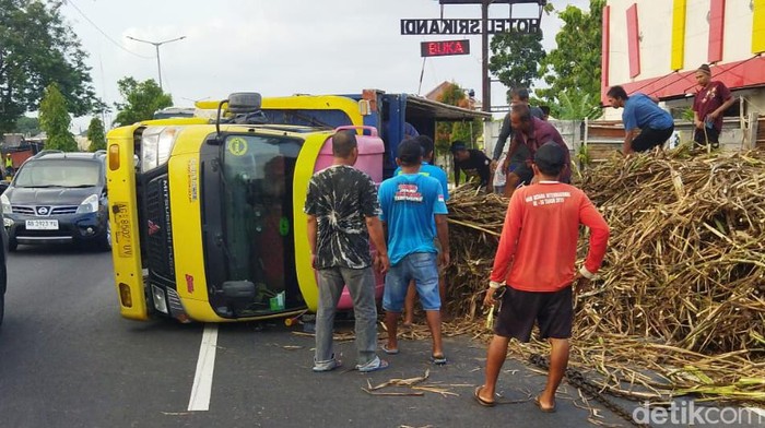 Truk muatan tebu terguling di Jalan Jogja-Solo, Desa Somopuro, Kecamatan Jogonalan, Klaten, Rabu (7/6/2023) sore.