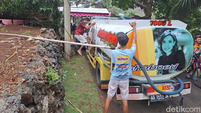 Truk tangki mengangkut air bersih di kawasan Kecamatan Paranggupito, Wonogiri, Rabu (7/6/2023).