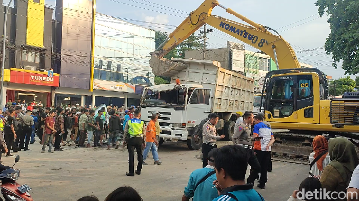 Truk timpa mobil di Ngaliyan, Kota Semarang, berhasil dievakuasi, Rabu (7/6/2023).