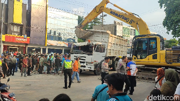 Truk timpa mobil di Ngaliyan, Kota Semarang, berhasil dievakuasi, Rabu (7/6/2023).