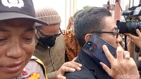 Virgoun datang didampingi kuasa hukumnya, Sandy Arifin, tiba di Pengadilan Negeri Jakarta Barat sekitar pukul 10.3 WIB. Foto: Ahsan/detikHOT