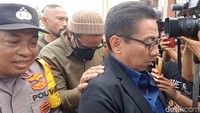 Tangan Virgoun terlihat memegang pundak kuasa hukumnya, Sandy Arifin. Foto: Ahsan/detikHOT