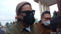 Virgoun menutupi wajahnya dengan kacamata dan masker hitam. Foto: Ahsan/detikHOT