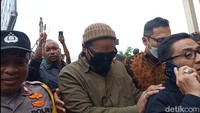 Kedatangan Virgoun dilihat juga dikawal oleh empat polisi dan tim dari manajemennya. Foto: Ahsan/detikHOT