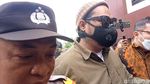 8 Momen Virgoun di Sidang Cerai, Tertunduk Pakai Kacamata Hitam-Masker