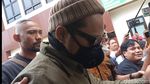 8 Momen Virgoun di Sidang Cerai, Tertunduk Pakai Kacamata Hitam-Masker