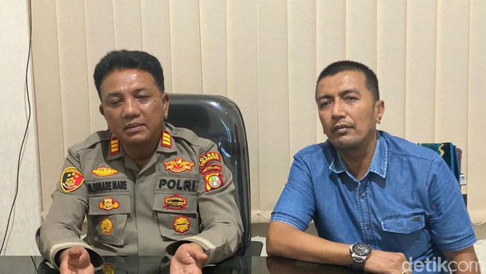 Wakapolsek Cimanggis AKP Markus Simare Mare (kiri) dan Kanit Reskrim Polsek Cimanggis Iptu David Aulia (kanan).