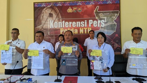 Wanita inisial EN asal Lombok Utara ditangkap usai berangkatkan korban untuk bekerja ke Irak, Rabu (7/6/2023). Foto: Ahmad Viqi/detikBali.