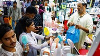 Fenomena cuaca tersebut juga menyebabkan pemadaman listrik yang sering terjadi, sehingga memperburuk kondisi penduduk yang tidak dapat menghidupkan kipas angin untuk mendinginkan diri. Mereka pun menyerbu toko kipas untuk membeli kipas portable. (REUTERS/Mohammad Ponir Hossain)