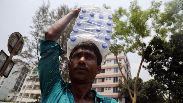 Warga Bangladesh Kewalahan Hadapi Gelombang Panas Ganas A street vendor sells bottles of chilled water during high temperatures in Dhaka, Bangladesh, on Tuesday, June 6, 2023. Carbon dioxide emissions from burning fossil fuels are trapping heat in the atmosphere. That's warming the planet and is the primary driver of more extreme weather events, including heat waves. Photographer: (Anik Rahman/Bloomberg via Getty Images)