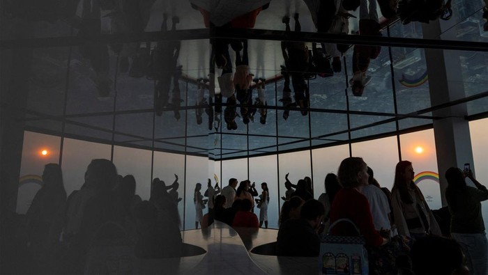 Warga Kanada Asyik Selfie Saat Kota Dikepung Asap Kebakaran Hutan A person looks down towards the city as a smokey Toronto is seen from the CN Tower as wildfires in Ontario and Quebec continue to burn, in Toronto, Ontario, Canada June 6, 2023. REUTERS/Carlos Osorio TPX IMAGES OF THE DAY