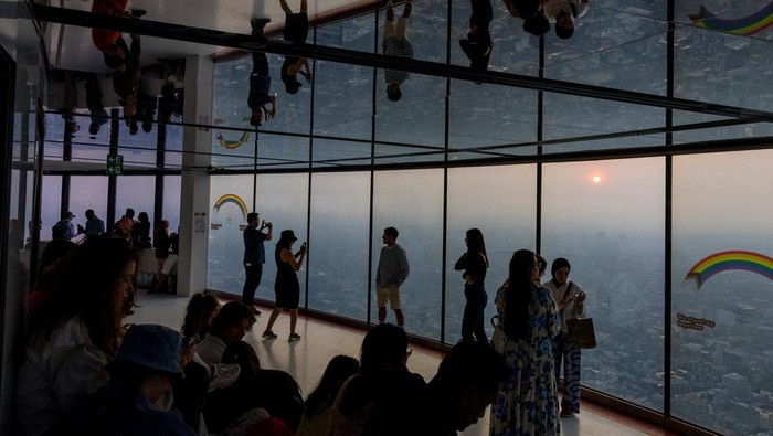 A person looks down towards the city as a smokey Toronto is seen from the CN Tower as wildfires in Ontario and Quebec continue to burn, in Toronto, Ontario, Canada June 6, 2023. REUTERS/Carlos Osorio     TPX IMAGES OF THE DAY