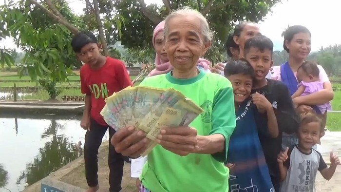 Warga Sumedang Dihebohkan Temuan Uang Sekresek Hitam di Area Persawahan