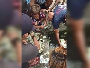 Semringah Warga Sumedang Temukan Duit Sekresek di Sawah