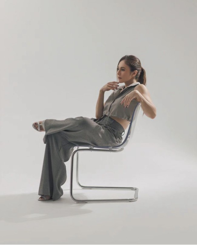 Bekerja sama dengan merek pakaian Sissae Chic, ibu tiga anak ini jadi model. Wulan Guritno pun tampil stunning lewat berbagai outfit kasual. Foto: Dok. Instagram Wulan Guritno, sissaechic