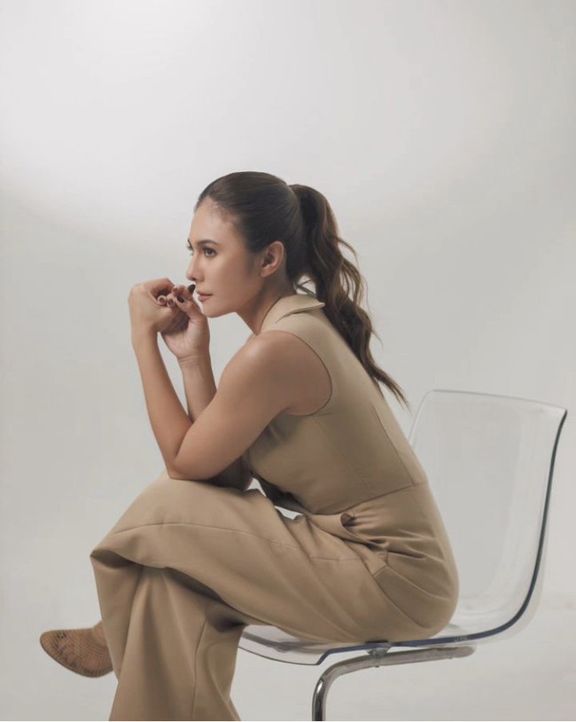 Sebagai salah satu aktris senior Tanah Air, Wulan Guritno tak pernah berhenti memukau khalayak lewat penampilannya. Terbaru, Wulan Guritno tampil memesona di pemotretan sebuah merek pakaian. Foto: Dok. Instagram Wulan Guritno, sissaechic