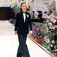 Yuki Kato menampilkan gaya androgini, memakai jas hitam yang dipadukan celana berpotongan lebar warna senada dan dasi kupu-kupu. Foto: Instagram/@yukikt, Askar Photography