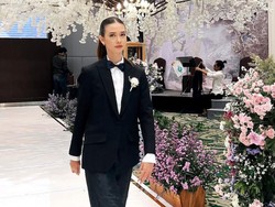 7 Foto Yuki Kato Pakai Jas Jadi Groomsmen, Ganteng Tapi Cantik