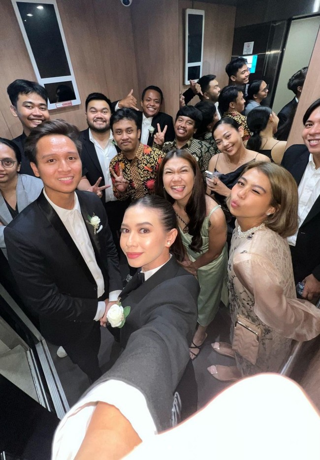 Meskipun memakai setelan maskulin, bintang ‘My Heart The Series’ ini tetap cantik dengan pulasan makeup bernuansa nude pink dan rambut ditata sleek kuncir kuda. Foto: Instagram/@yukikt, Askar Photography