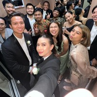 Meskipun memakai setelan maskulin, bintang ‘My Heart The Series’ ini tetap cantik dengan pulasan makeup bernuansa nude pink dan rambut ditata sleek kuncir kuda. Foto: Instagram/@yukikt, Askar Photography