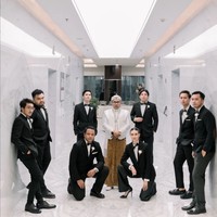 Jadi satu-satunya wanita yang dipilih sebagai groomsmen, Yuki Kato mengikuti dresscode dengan memakai setelan jas hitam. Foto: Instagram/@yukikt, Askar Photography