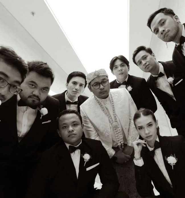 Netizen pun ramai memanggilnya Abang Yuki di kolom komentar. Ada pula yang menyebut dia tetap cantik meskipun jadi groomsmen. “Duta bridesmaid merangkap jdi groomsmen ya 😂😍,” komentar netizen. Foto: Instagram/@yukikt, Askar Photography