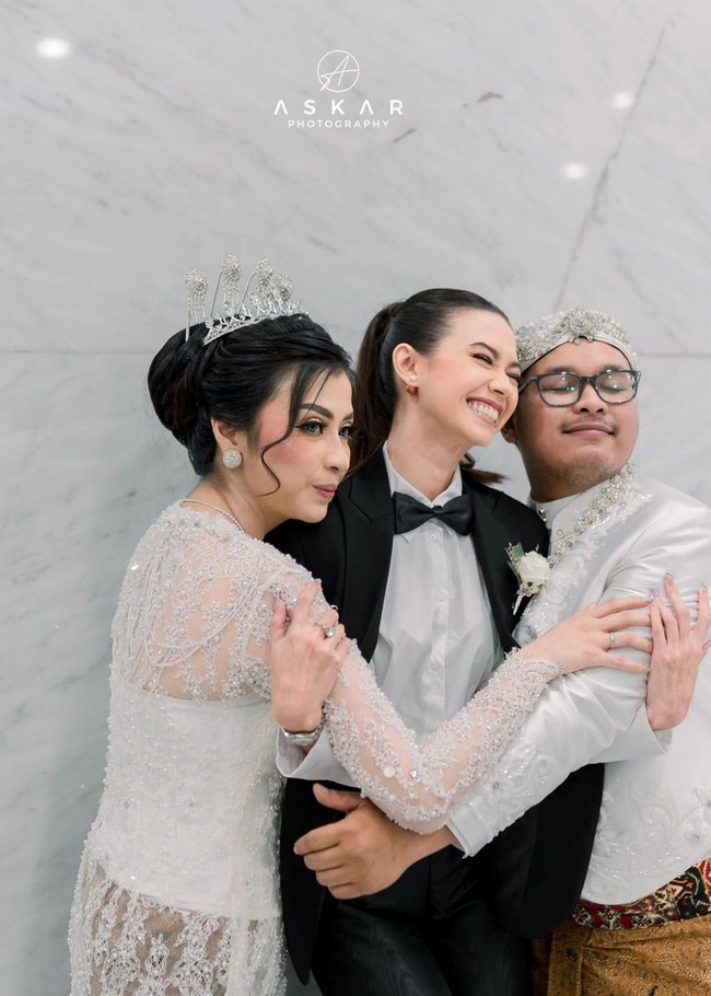 Aktris 28 tahun ini kembali dipilih jadi pendamping pengantin di pernikahan salah satu sahabatnya. Bedanya kali ini, dia ditunjuk sebagai groomsmen. Foto: Instagram/@yukikt, Askar Photography