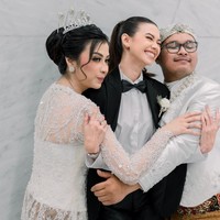 Aktris 28 tahun ini kembali dipilih jadi pendamping pengantin di pernikahan salah satu sahabatnya. Bedanya kali ini, dia ditunjuk sebagai groomsmen. Foto: Instagram/@yukikt, Askar Photography