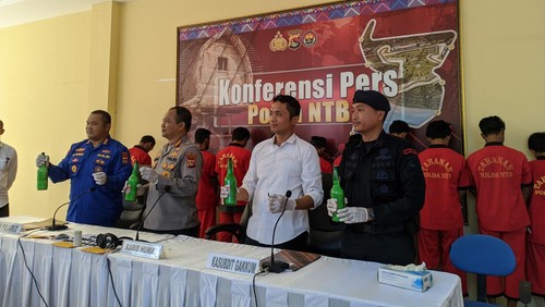 Polisi mengungkap bahan dasar bom ikan yang digunakan 11 pelaku yang tertangkap di Bima persis dengan bahan bom Bali, yaitu amonium nitrat.
