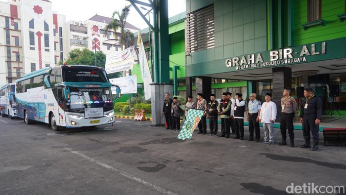 1.285 CJH Embarkasi Surabaya Berangkat ke Jeddah Memakai Ihram