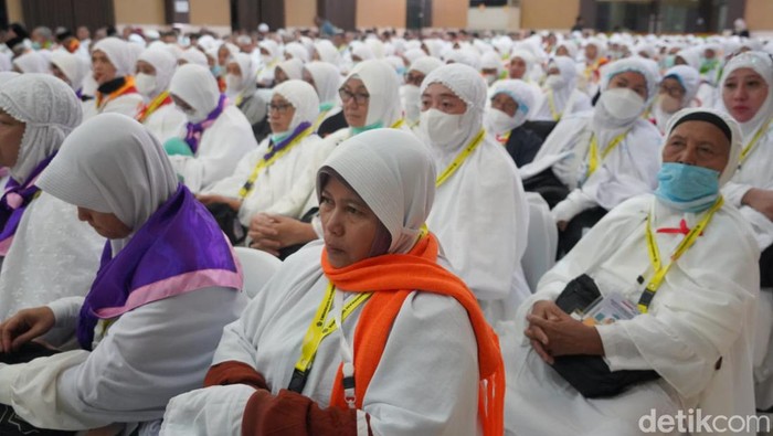 1.285 CJH Embarkasi Surabaya Berangkat ke Jeddah Memakai Ihram
