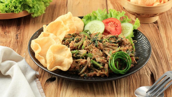 Lotek Bandung, Sundanese Traditional Healthy Salad Made from Various Boiled vegetable with Spicy Peanut Sauce. Usually Served wuth kerupuk and Eat with Steamed Rice