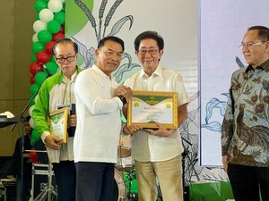 Direktur Sido Muncul Terima Award Pengusaha Peduli Pertanian dari HKTI