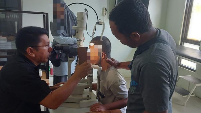 AH dan ibunya AR saat menjalani visum. (Foto: Istimewa)