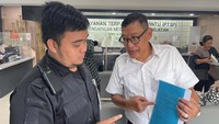 Paska disebut ada mafia tanah bermain di Jatikarya Bekasi, warga pemilik tanah meminta bantuan Praktisi Hukum Doni Antares Irawan untuk mengecek status hukum lahan milik mereka, Kamis (8/6/2023). 