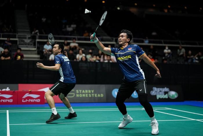 SINGAPORE, SINGAPORE - JUNE 07: Mohammad Ahsan (R) and Hendra Setiawan of Indonesia compete in the Mens Doubles First Round match against Lee Jhe-Huei and Yang Po-Hsuan of Chinese Taipei on day two of the Singapore Open 2023 at Singapore Indoor Stadium on June 07, 2023 in Singapore. (Photo by Shi Tang/Getty Images)
