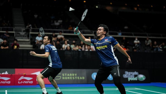 SINGAPORE, SINGAPORE - JUNE 07: Mohammad Ahsan (R) and Hendra Setiawan of Indonesia compete in the Mens Doubles First Round match against Lee Jhe-Huei and Yang Po-Hsuan of Chinese Taipei on day two of the Singapore Open 2023 at Singapore Indoor Stadium on June 07, 2023 in Singapore. (Photo by Shi Tang/Getty Images)