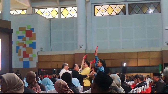Aksi mahasiswa angkat kartu merah untuk Menteri ESDM Arifin Tasrif di Auditorium Unnes Semarang, Kamis (8/6/2023).