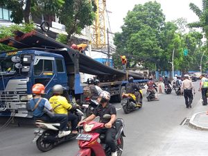 Alami Gangguan, Truk Muatan Besi Sempat Melintang Tutup Jalan Raden Saleh