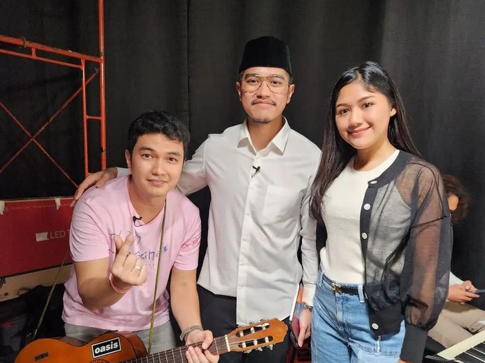 Aldi Taher saat bertemu Kaesang dan Erina Gudono.