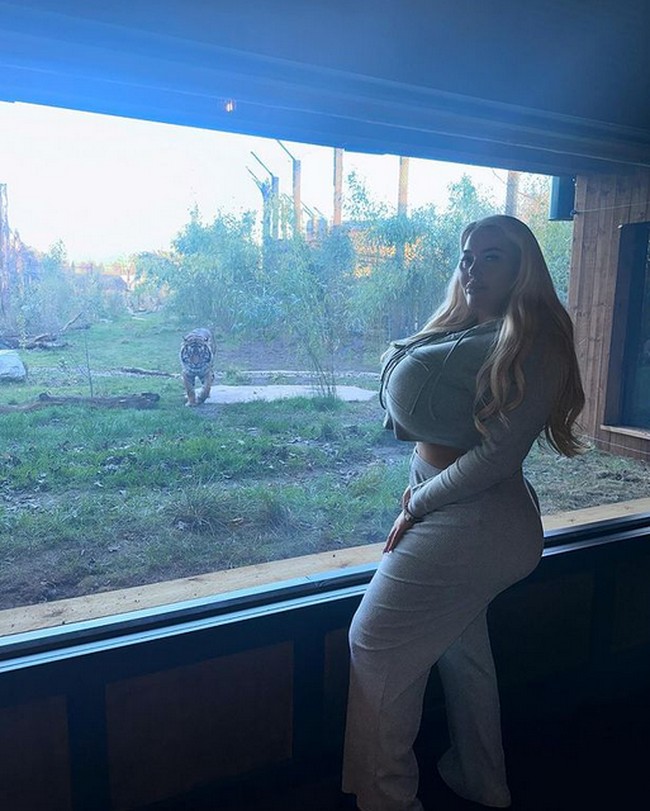 “Aku sering mendapatkan komentar kritikan di TikTok yang mengatakan bahwa aku sudah terlalu jauh dan dadaku akan meledak, tapi aku menghiraukan mereka,” ucap Amber, seperti dikutip dari The Sun. Foto: dok. Instagram/@ambermayy_2