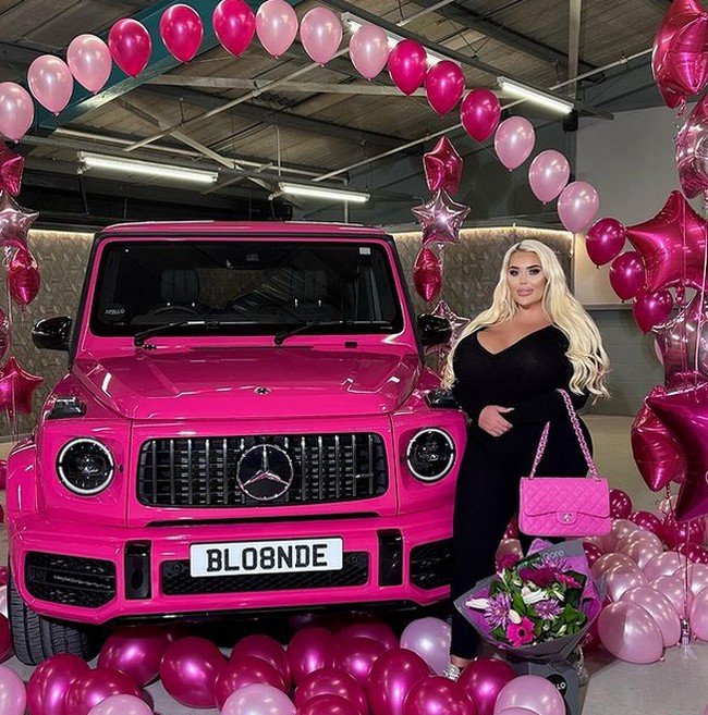 Amber May, model glamour yang penampilannya seringkali dinilai berlebihan, terutama area dadanya. Pecinta warna pink itu terlihat ekstrem.Foto: dok. Instagram/@ambermayy_2