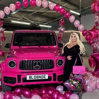 Amber May, model glamour yang penampilannya seringkali dinilai berlebihan, terutama area dadanya. Pecinta warna pink itu terlihat ekstrem.Foto: dok. Instagram/@ambermayy_2