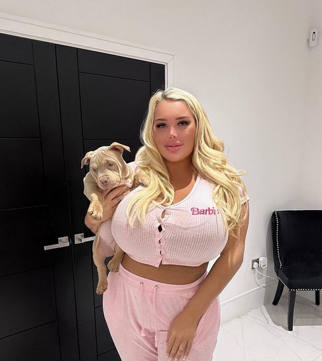 Punya penampilan seperti itu tidak membuat orang lain senang melihatnya. Banyak netizen yang memberikan kritikan bahwa penampakannya berlebihan dan ada pula yang khawatir bahwa implan payudaranya itu bisa saja meledak. Foto: dok. Instagram/@ambermayy_2