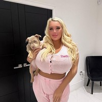 Punya penampilan seperti itu tidak membuat orang lain senang melihatnya. Banyak netizen yang memberikan kritikan bahwa penampakannya berlebihan dan ada pula yang khawatir bahwa implan payudaranya itu bisa saja meledak. Foto: dok. Instagram/@ambermayy_2