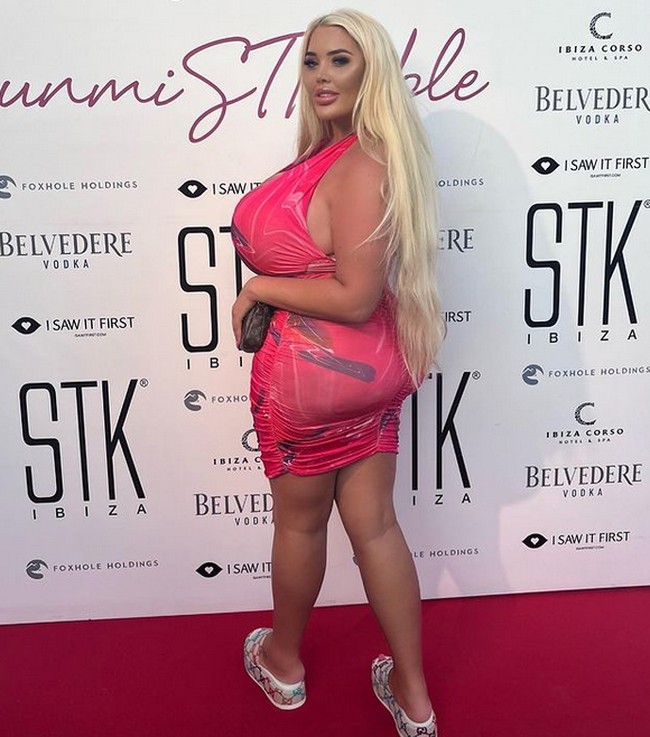 Meski dia membangga-banggakan penampilan ‘palsunya’ itu, namun Amber mengakui bahwa ada beberapa hal dalam kehidupan sehari-harinya yang terhambat karena dada yang kebesaran. Dia tidak bisa berolahraga atau mencari pakaian yang cukup dengannya. Foto: dok. Instagram/@ambermayy_2