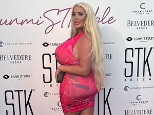 Ukuran Payudara Model Ini Tak Biasa, Netizen Khawatir Bisa Meledak